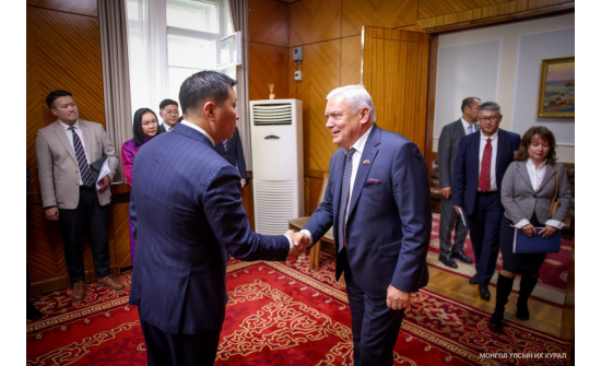 ПОЛЬШ-МОНГОЛЫН ПАРЛАМЕНТЫН БҮЛГИЙН ДАРГА, ГИШҮҮДТЭЙ УИХ-ЫН ГИШҮҮН Э.БАТ-АМГАЛАН УУЛЗЛАА